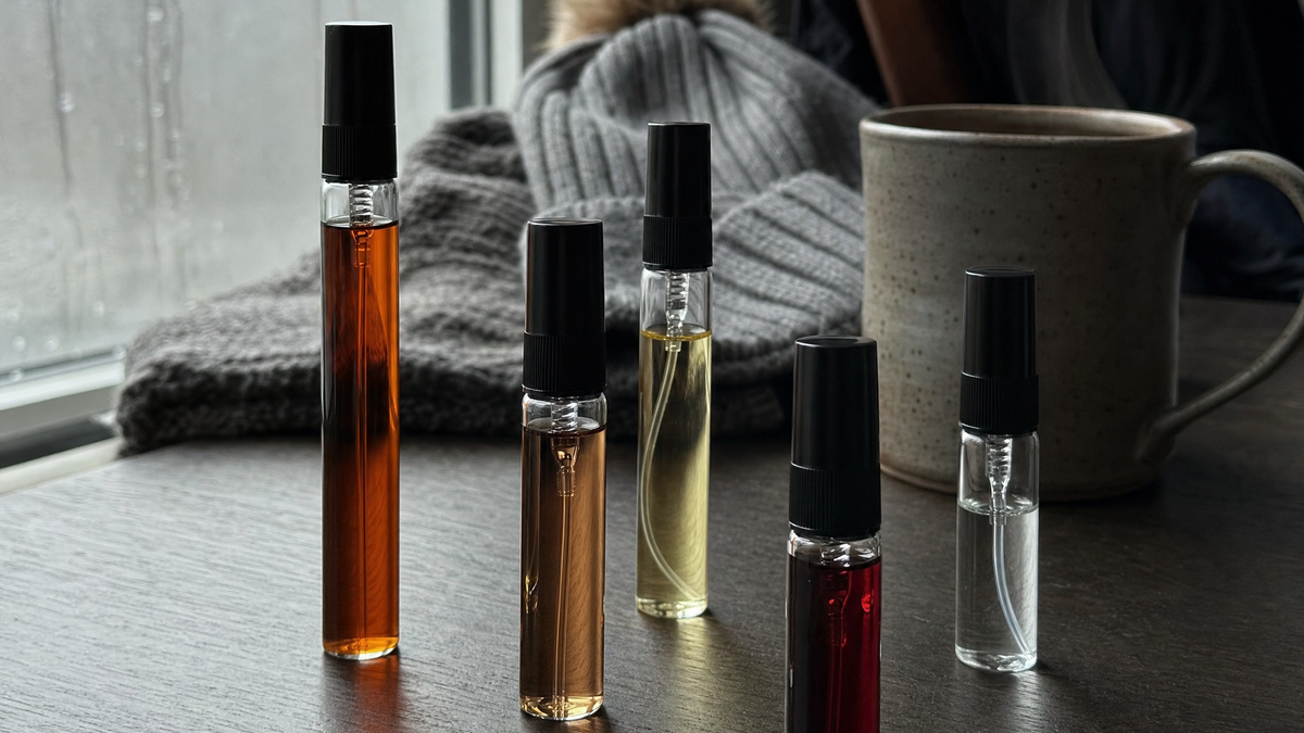 Decants sobre una mesa junto a una ventana con lluvia
