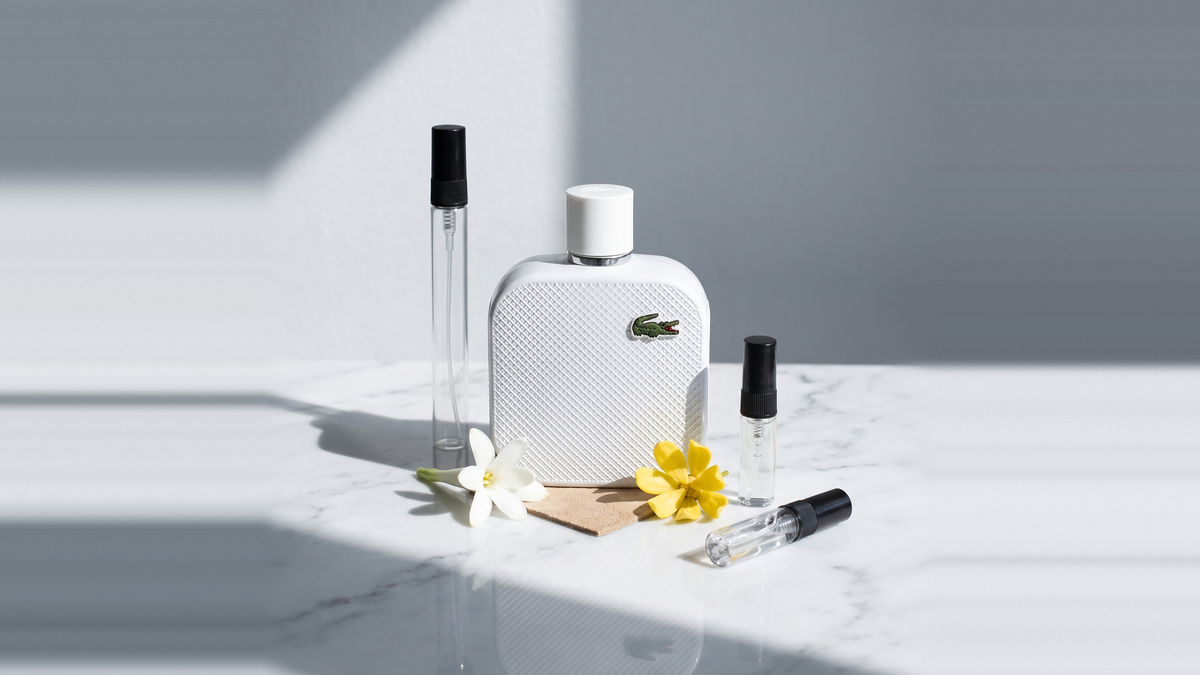 Decants de Lacoste L.12.12 Blanc en 3, 5 y 10 ml sobre marmol, junto a la botella blanca original