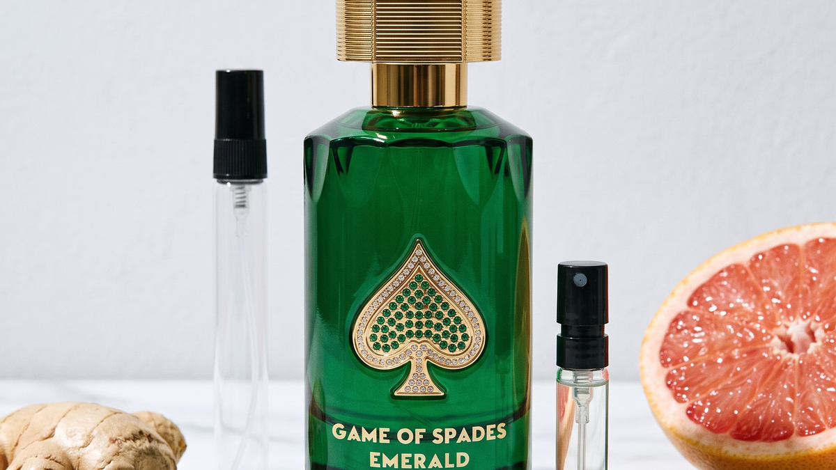 Decants de Jo Milano Paris: la botella verde esmeralda de Game of Spades Emerald junto a tres atomizadores de vidrio sobre marmol