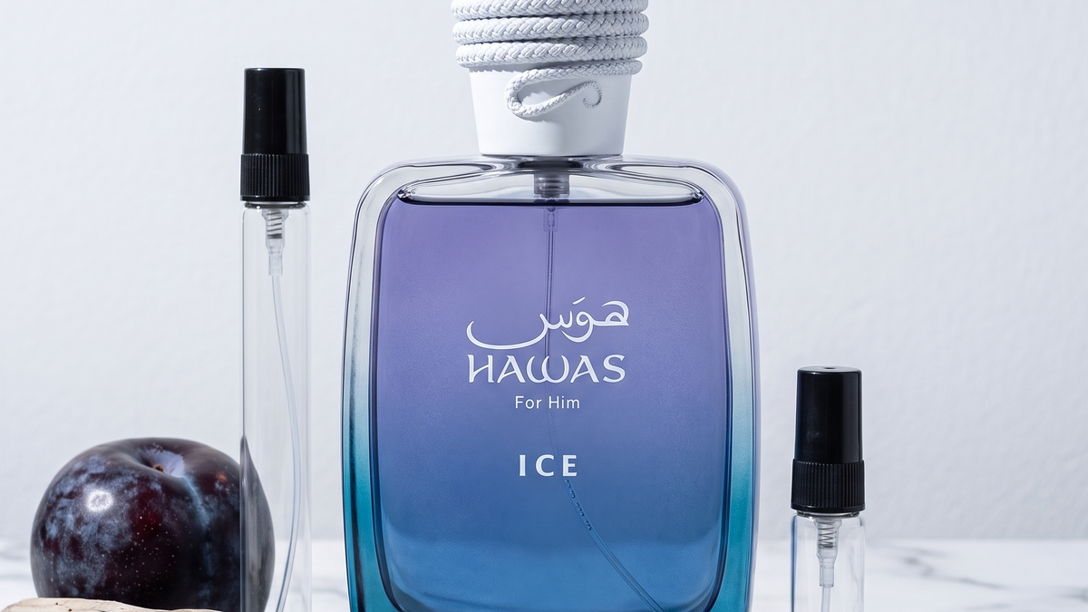 Decants de Rasasi: la botella azul degradada de Hawas Ice junto a tres atomizadores de vidrio sobre marmol