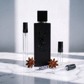 Botella original de Yves Saint Laurent Myslf Le Parfum junto a los decants de 3, 5 y 10 ml