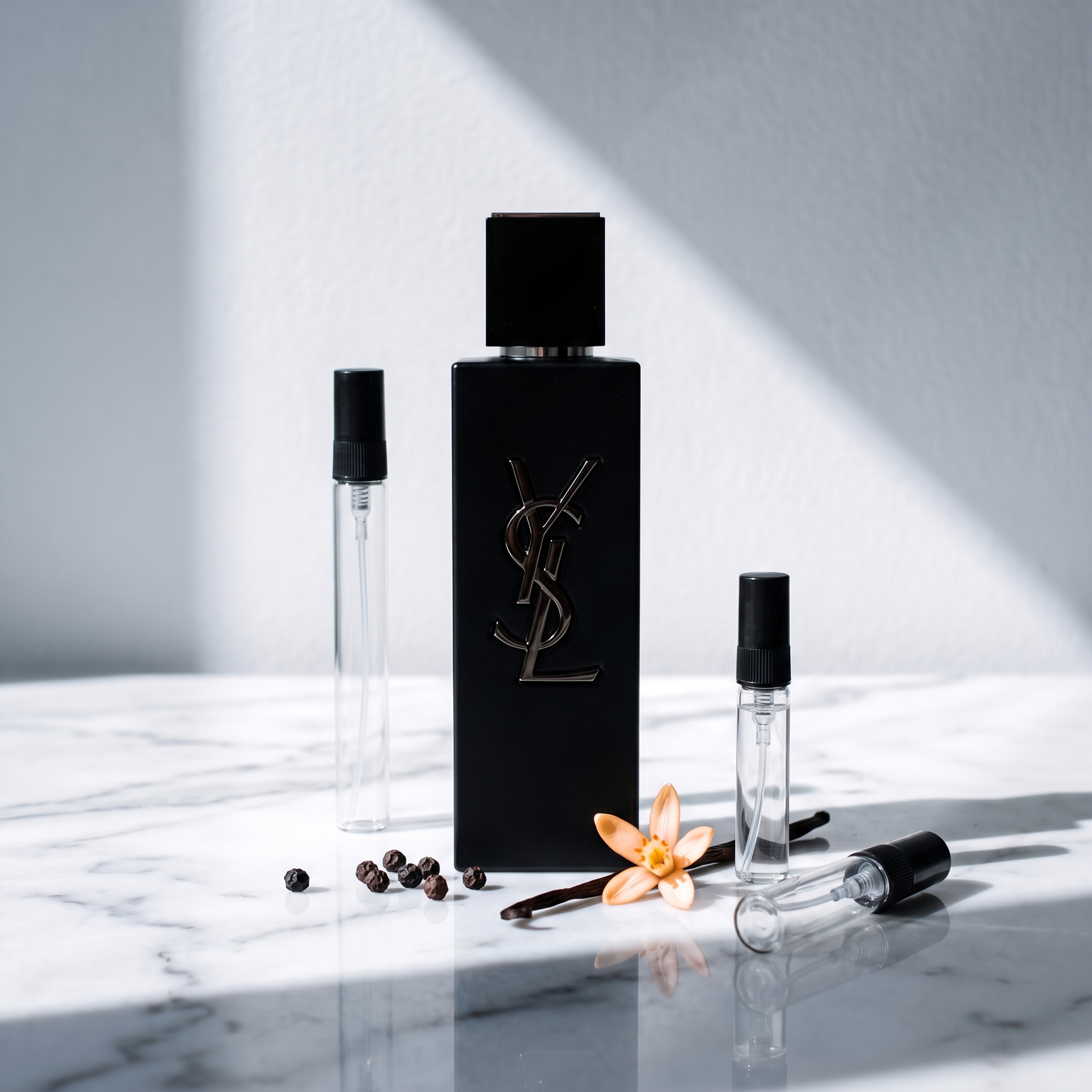 Decant de Yves Saint Laurent Myslf Le Parfum en 3, 5 y 10 ml junto a la botella original de YSL