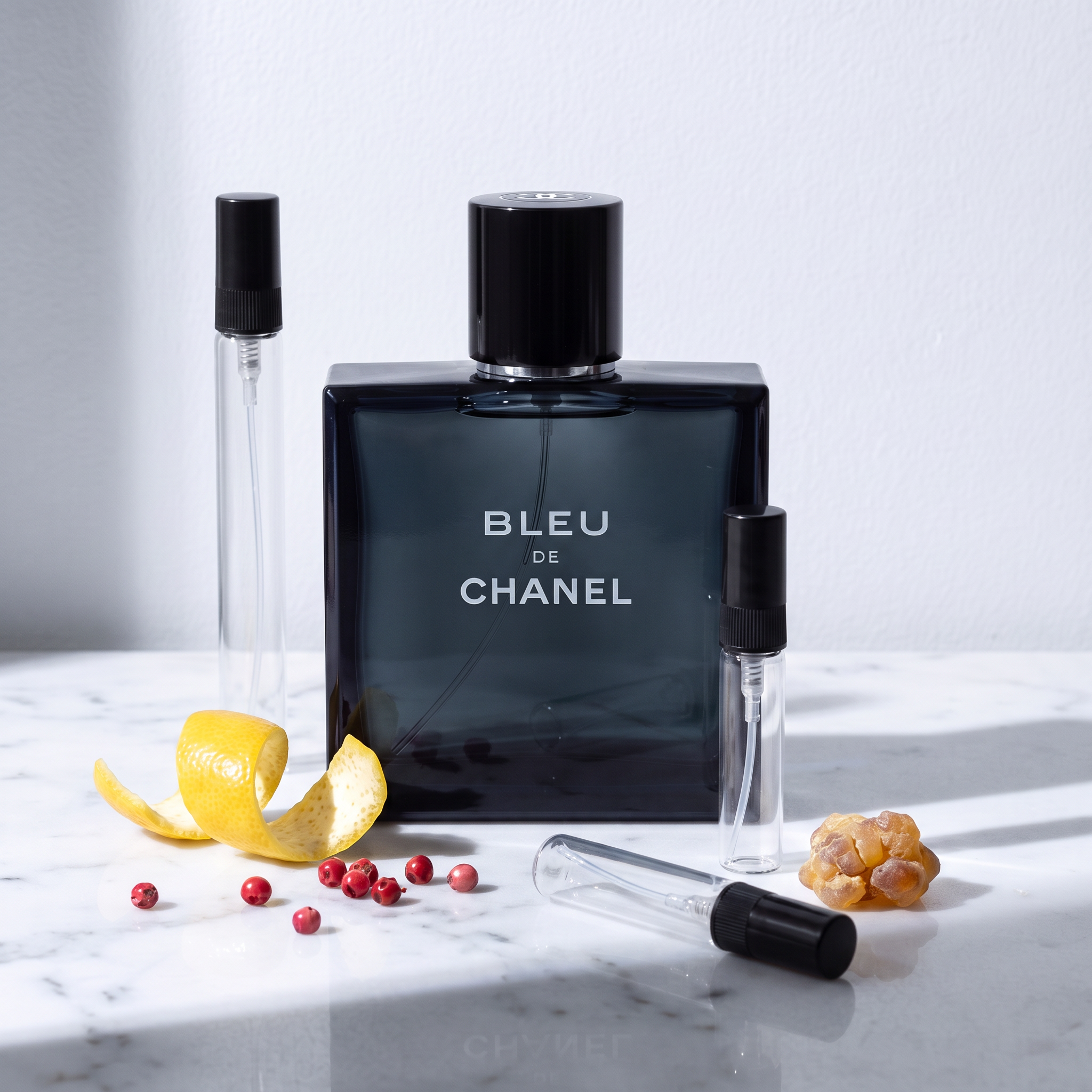 Decant de Bleu de Chanel Eau de Parfum en 3, 5 y 10 ml junto a la botella original de Chanel