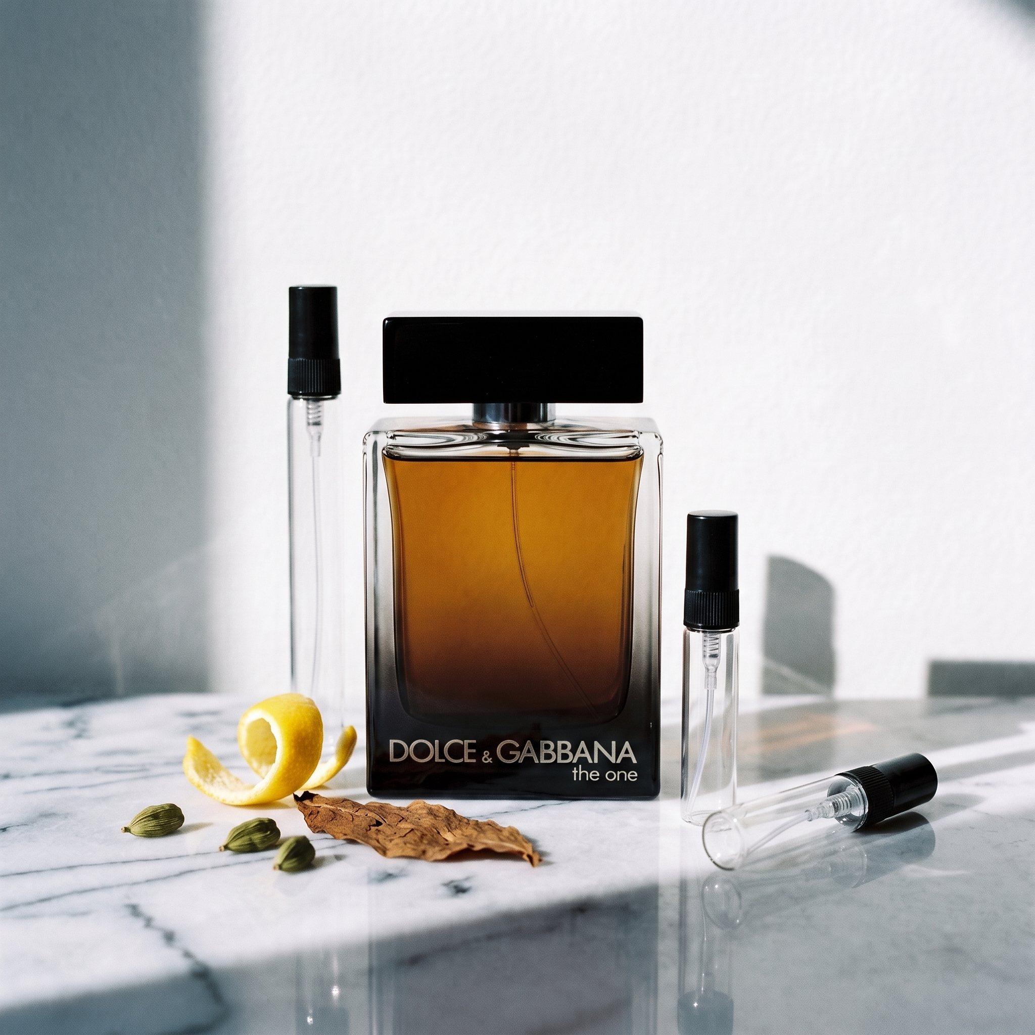 Decant de Dolce & Gabbana The One for Men Eau de Parfum en 3, 5 y 10 ml junto a la botella original de Dolce & Gabbana