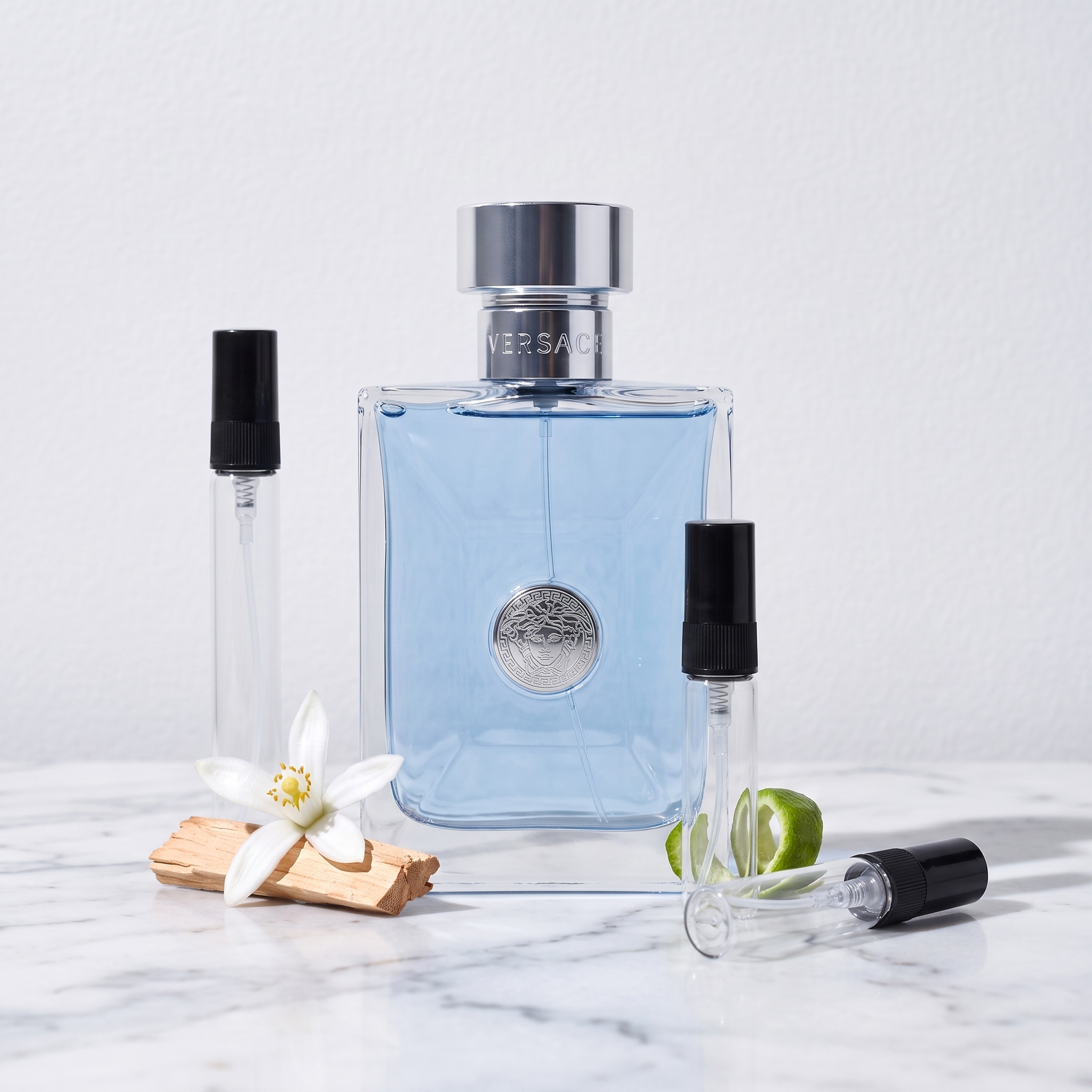 Decant de Versace Pour Homme en 3, 5 y 10 ml junto a la botella original de Versace