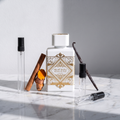 Decant de Lattafa Bade'e Al Oud Honor and Glory en 3, 5 y 10 ml junto a la botella original de Lattafa