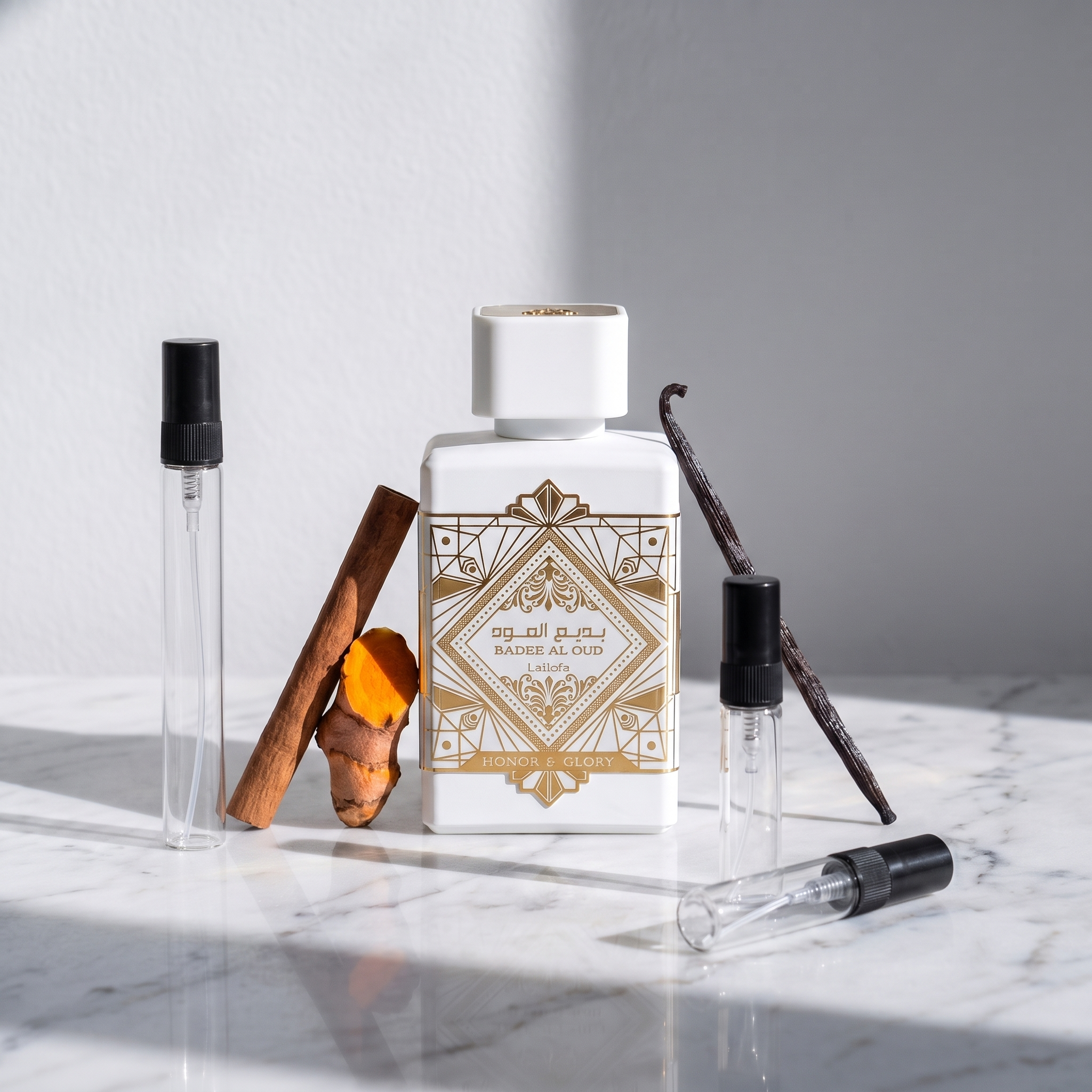 Decant de Lattafa Bade'e Al Oud Honor and Glory en 3, 5 y 10 ml junto a la botella original de Lattafa