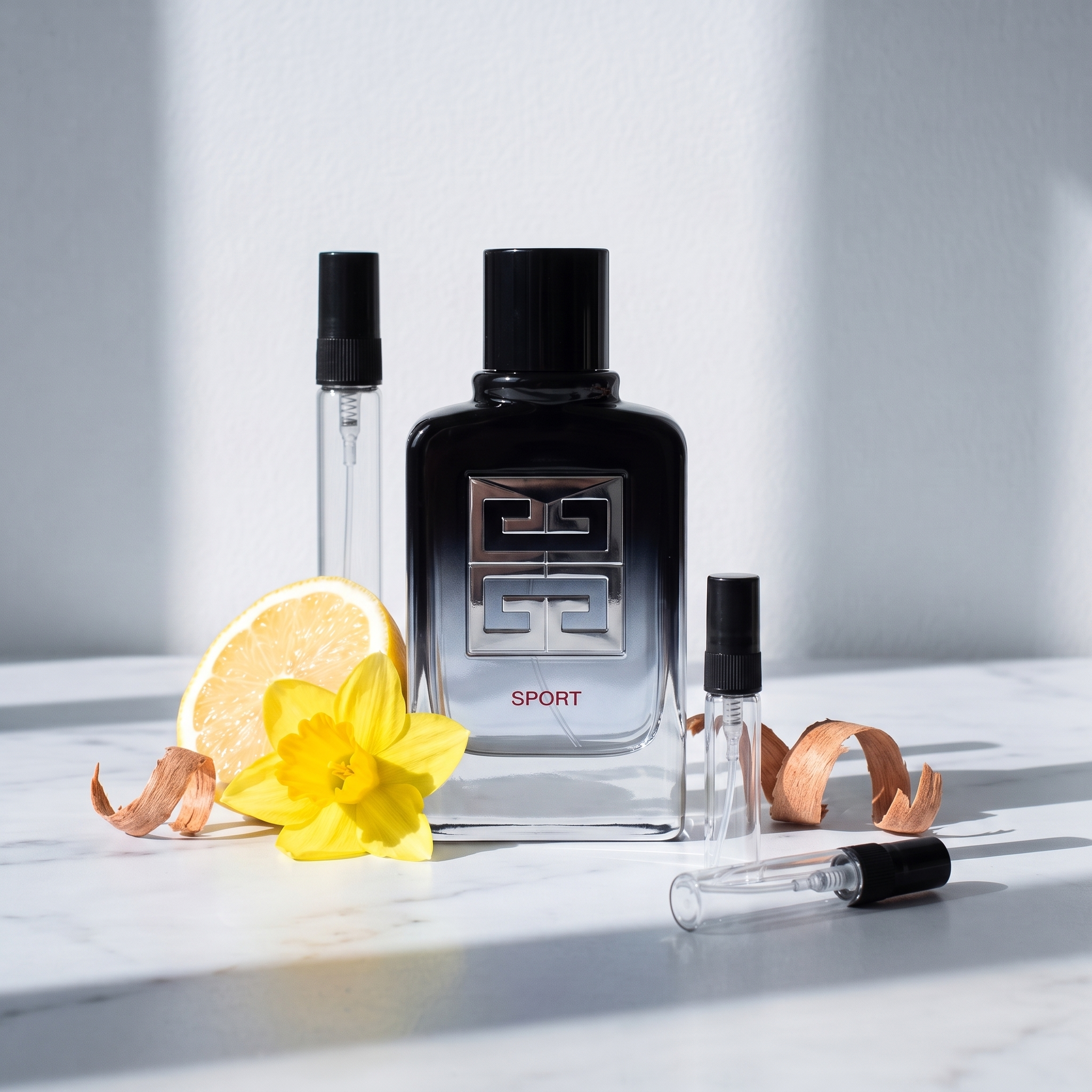 Decant de Givenchy Gentleman Society Sport en 3, 5 y 10 ml junto a la botella original de Givenchy