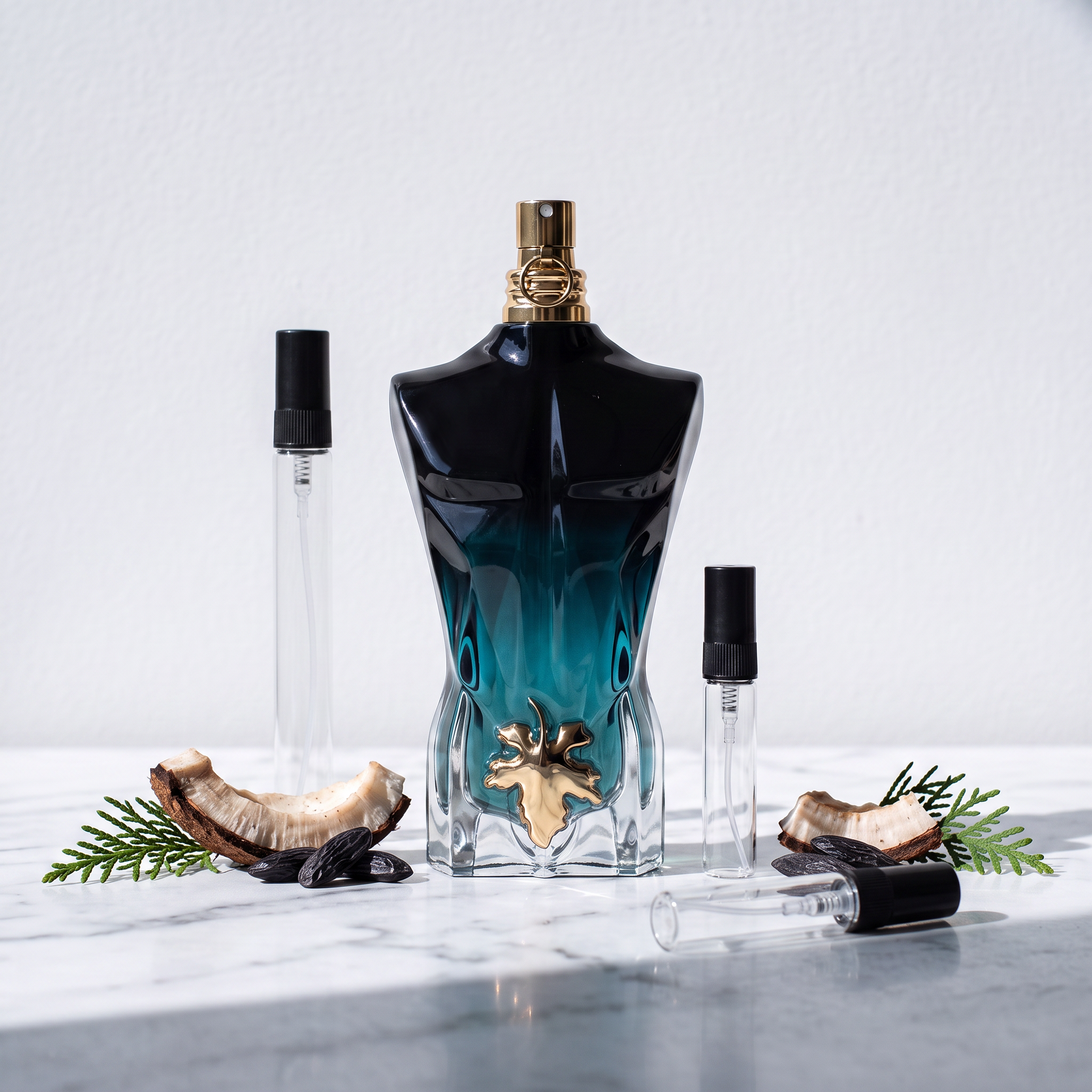 Decant de Jean Paul Gaultier Le Beau Le Parfum en 3, 5 y 10 ml junto a la botella original de Jean Paul Gaultier