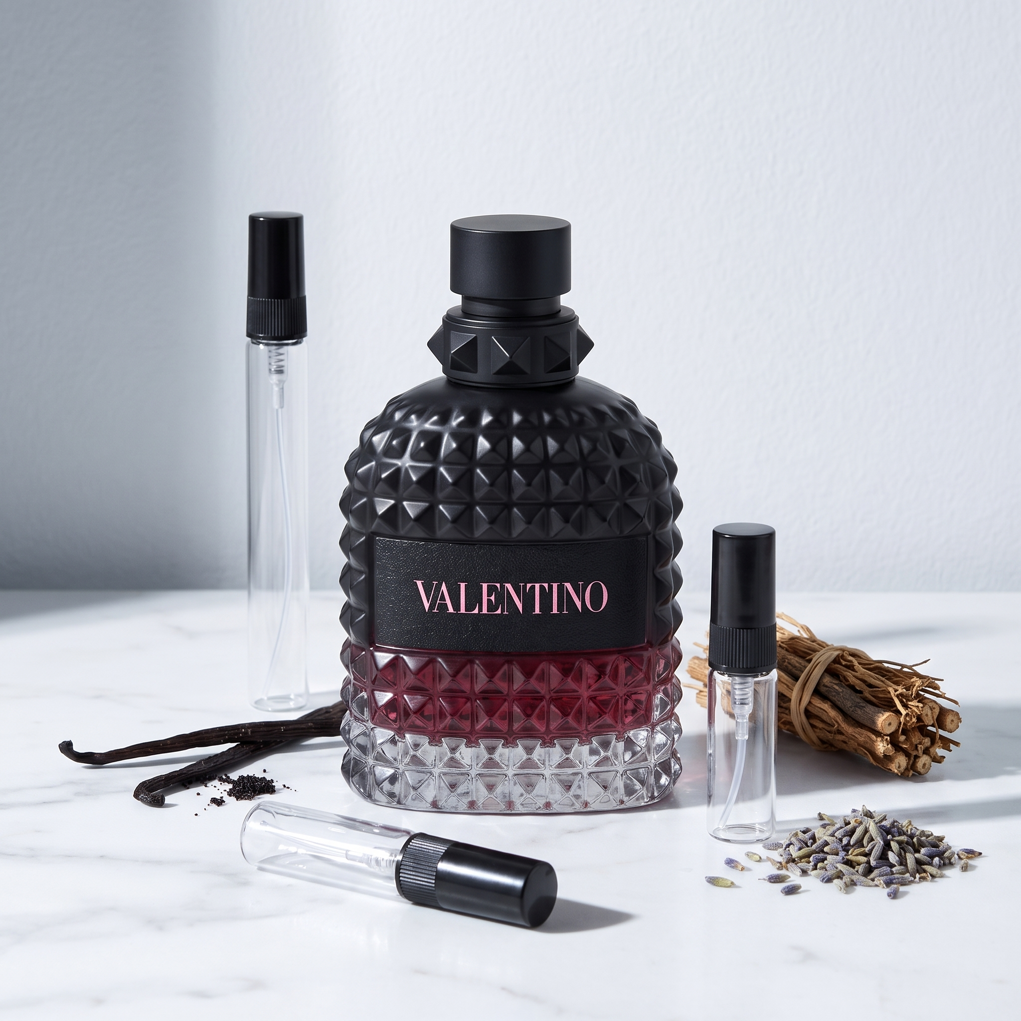Decant de Valentino Uomo Born in Roma Intense en 3, 5 y 10 ml junto a la botella original de Valentino