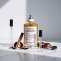 Decant de Maison Margiela Replica By The Fireplace en 3, 5 y 10 ml junto a la botella original de Maison Margiela