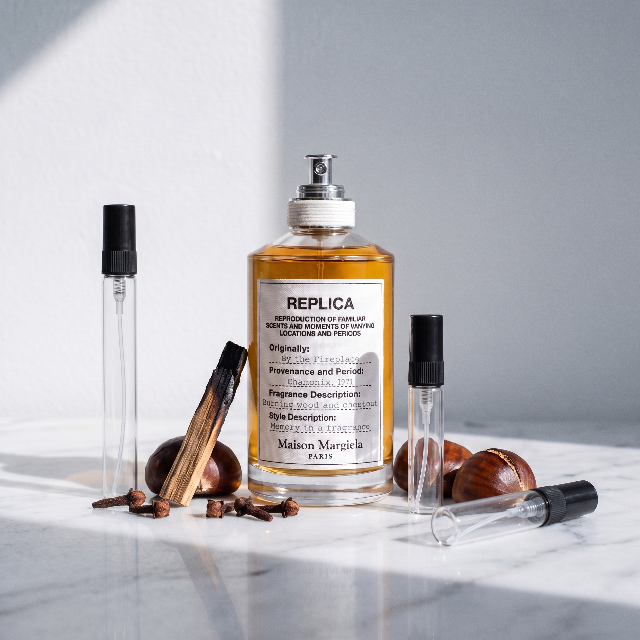 Decant de Maison Margiela Replica By The Fireplace en 3, 5 y 10 ml junto a la botella original de Maison Margiela
