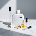 Decant de Lacoste L.12.12 Blanc Eau de Toilette en 3, 5 y 10 ml junto a la botella blanca original de Lacoste