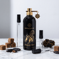 Decant de Montale Arabians Tonka en 3, 5 y 10 ml junto a la botella negra original de Montale con azúcar morena, habas tonka y un trozo de oud