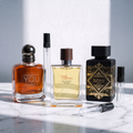 Pack Los Que Más Duran: Armani Stronger With You Intensely, Terre d'Hermès Eau Intense Vétiver y Lattafa Oud for Glory sobre mármol, con los tres atomizadores