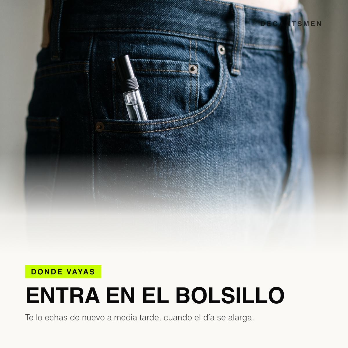 El atomizador de vidrio del decant entra en el bolsillo del pantalon