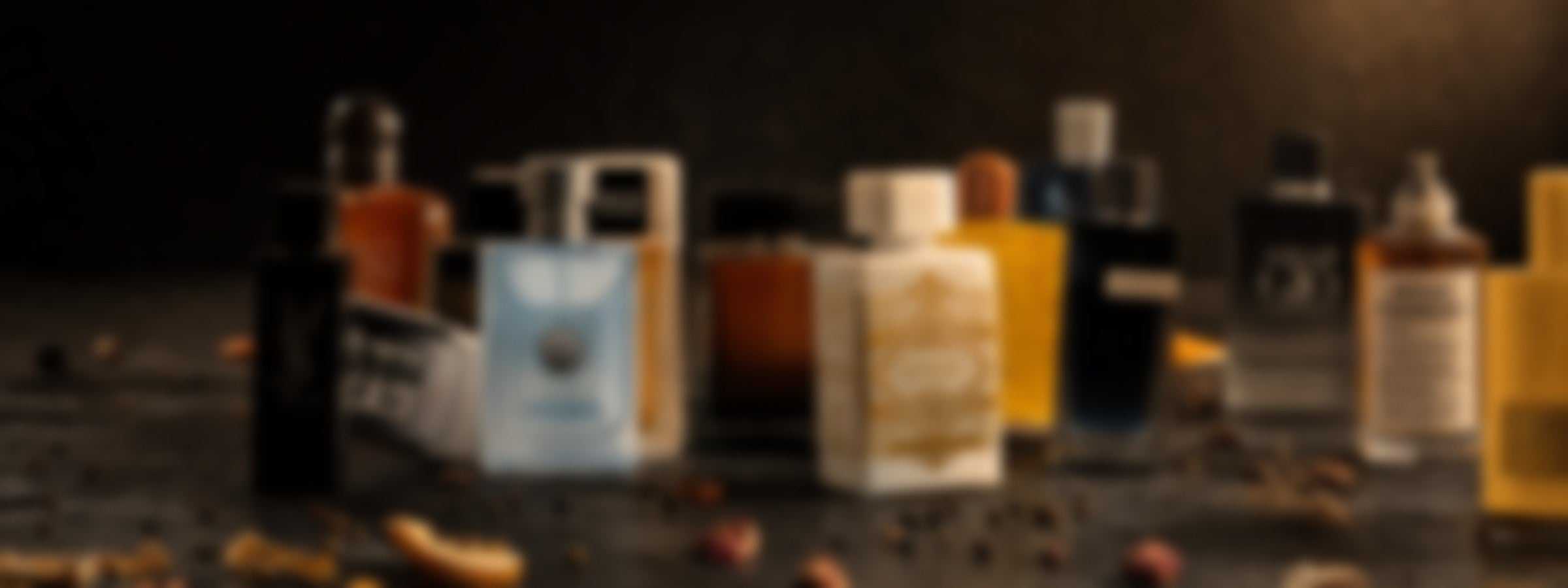 Frascos de perfume desenfocados sobre pizarra