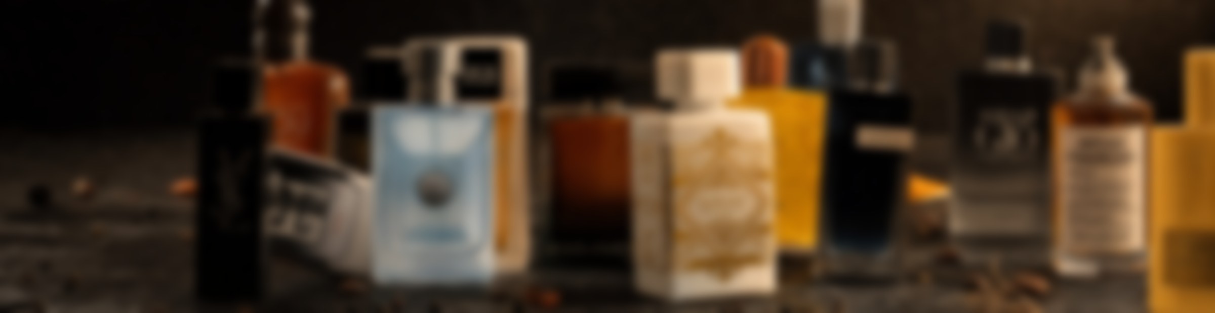 Frascos de perfume desenfocados sobre pizarra
