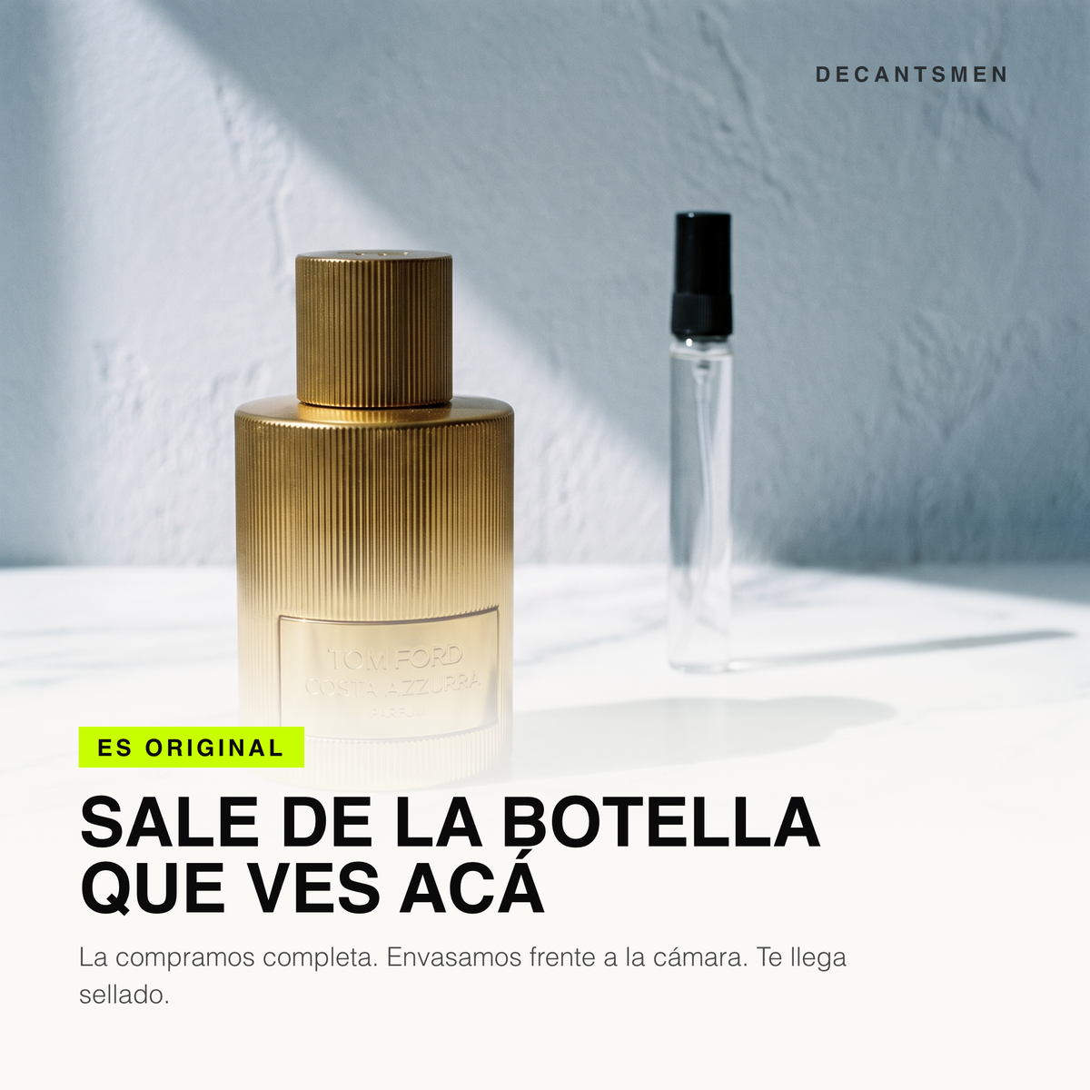 El decant de Tom Ford Costa Azzurra Parfum sale de la botella original, envasado frente a la camara