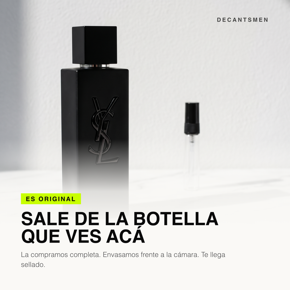 El decant de Yves Saint Laurent Myslf Le Parfum sale de la botella original, envasado frente a la camara