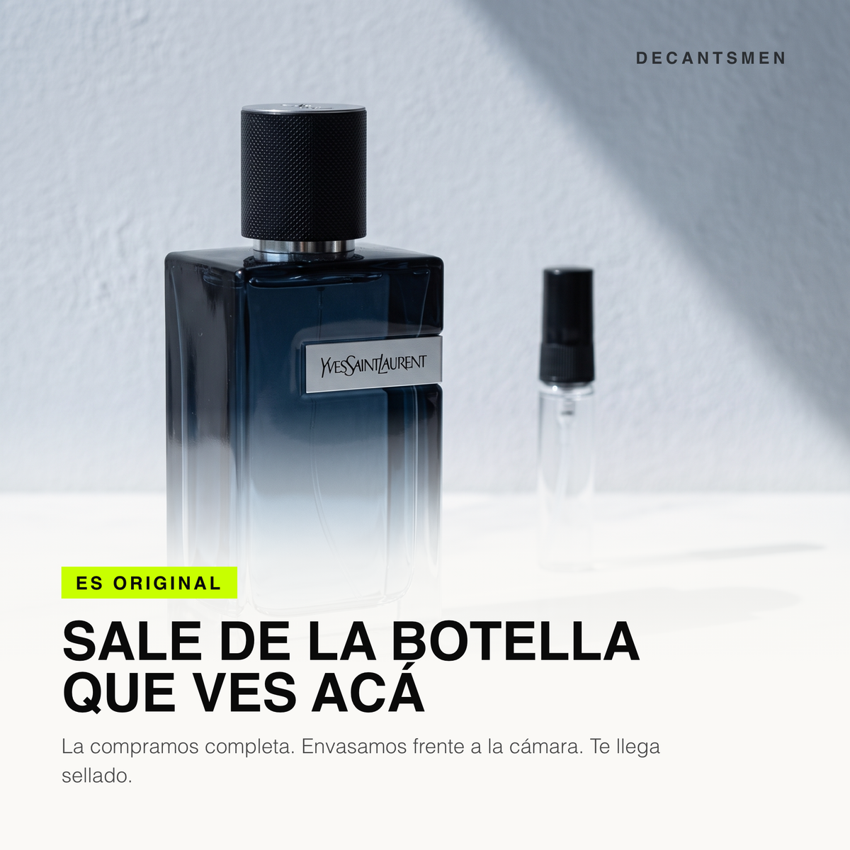 El decant de Yves Saint Laurent Y Eau de Parfum sale de la botella original, envasado frente a la camara