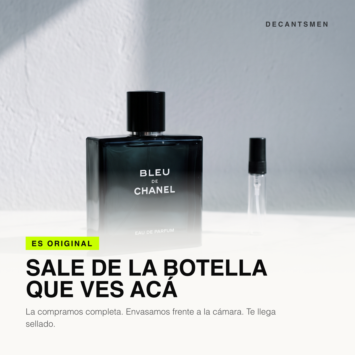 El decant de Bleu de Chanel Eau de Parfum sale de la botella original, envasado frente a la camara