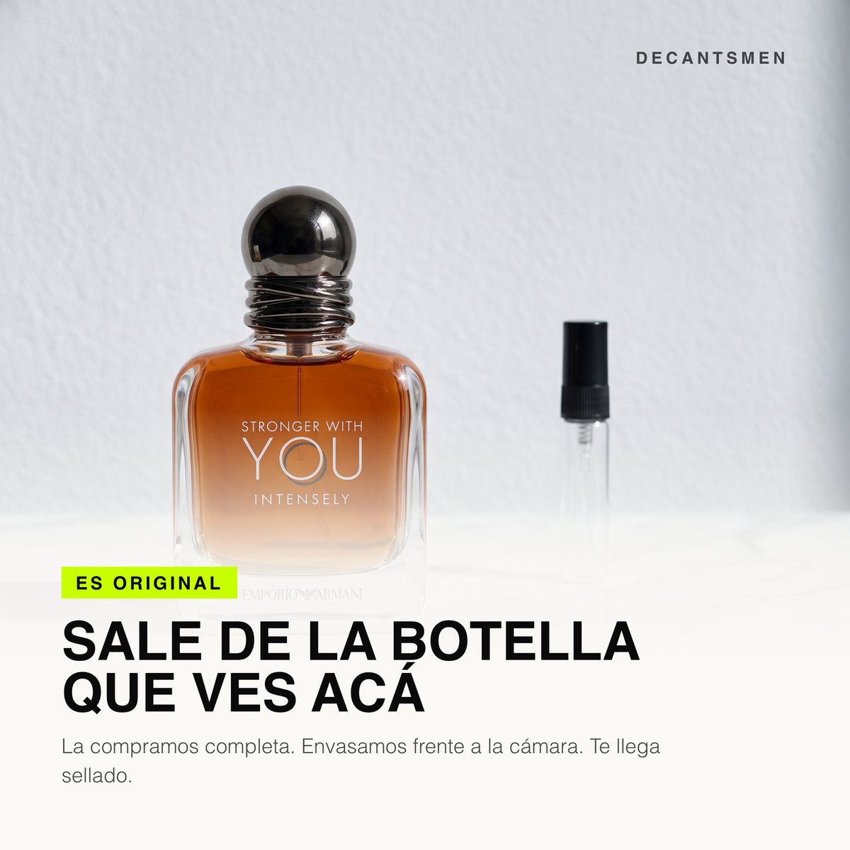 El decant de Emporio Armani Stronger With You Intensely sale de la botella original, envasado frente a la camara