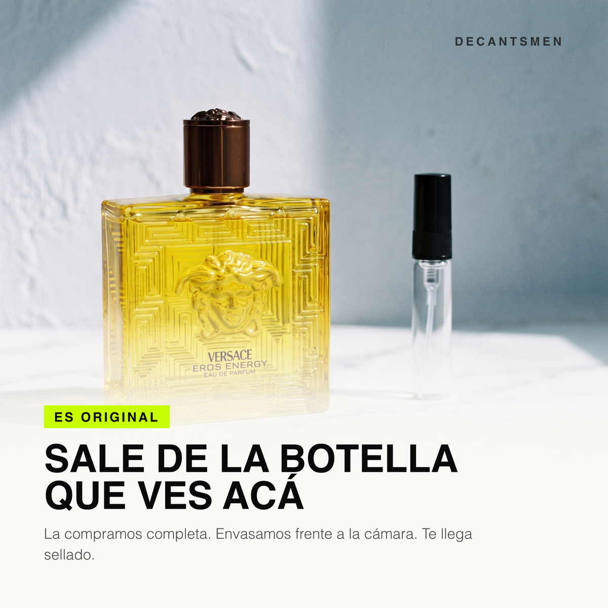 El decant de Versace Eros Energy Eau de Parfum sale de la botella original, envasado frente a la camara