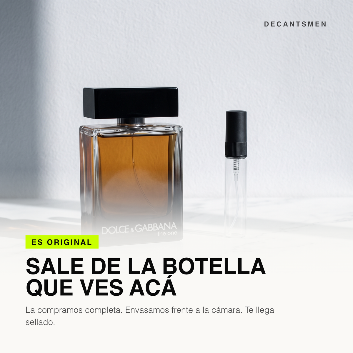 El decant de Dolce & Gabbana The One for Men Eau de Parfum sale de la botella original, envasado frente a la camara