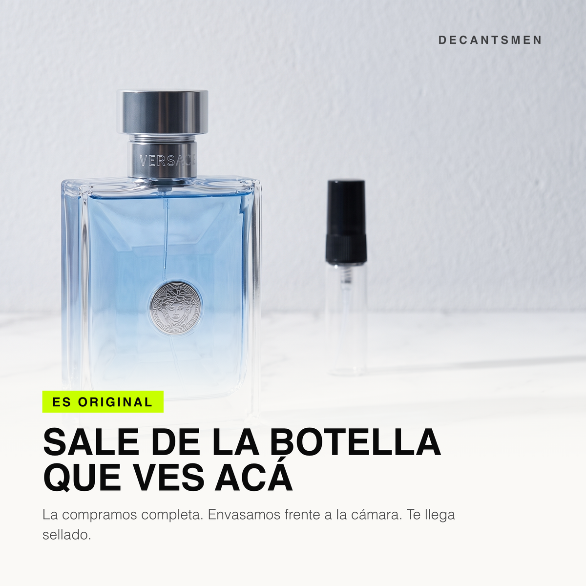 El decant de Versace Pour Homme sale de la botella original, envasado frente a la camara