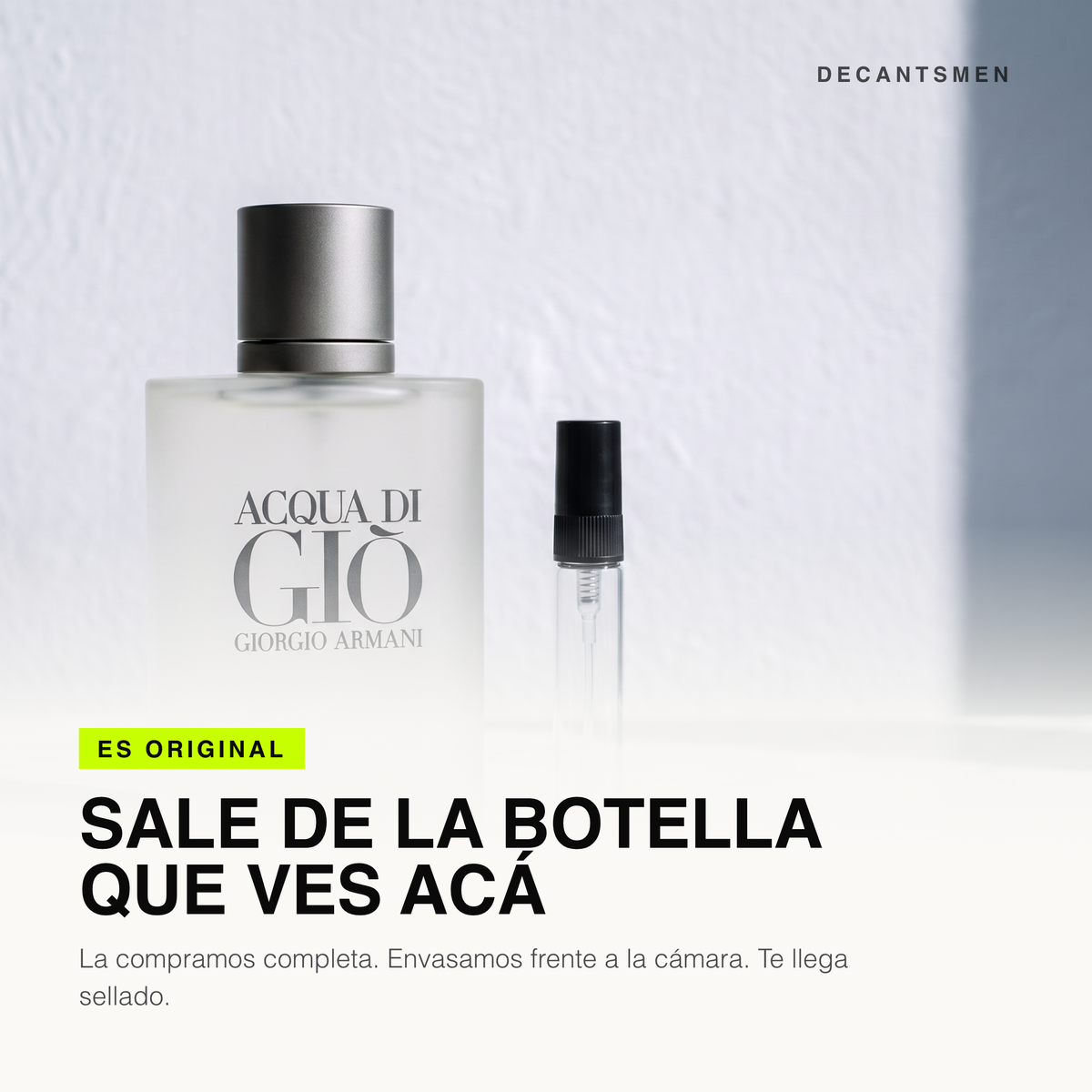 El decant de Acqua di Giò Eau de Toilette sale de la botella original, envasado frente a la camara