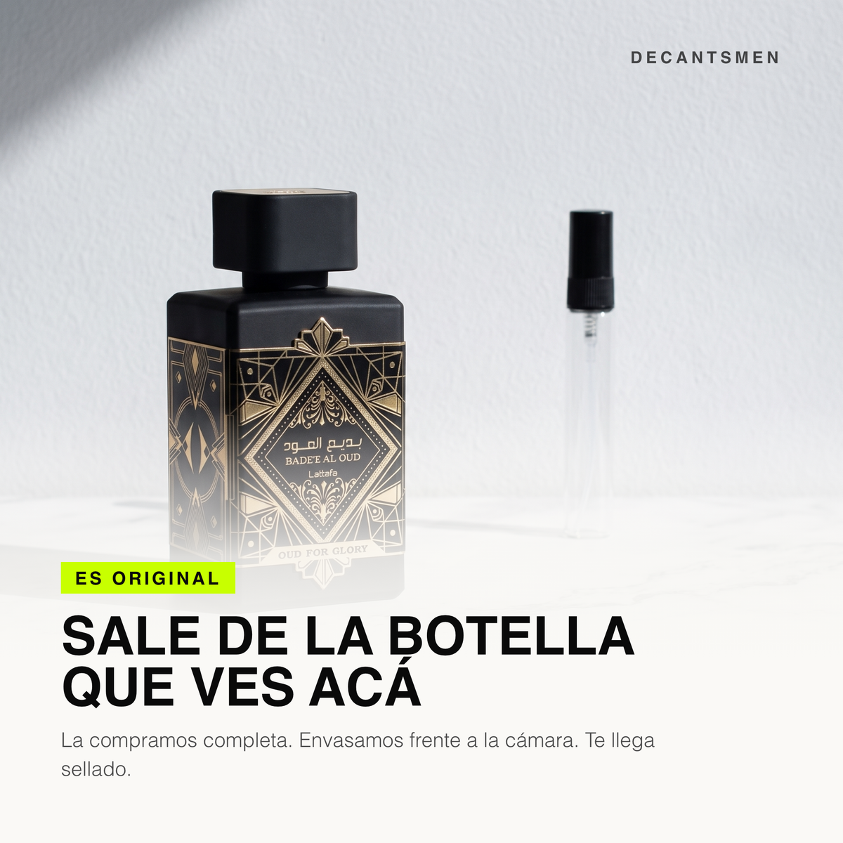 El decant de Lattafa Bade'e Al Oud Oud for Glory sale de la botella original, envasado frente a la camara