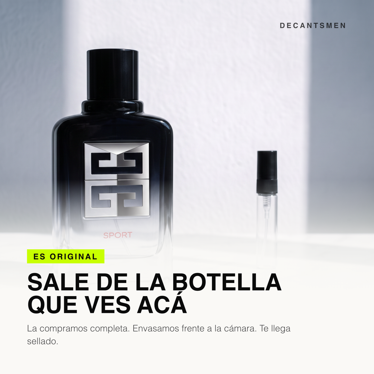 El decant de Givenchy Gentleman Society Sport sale de la botella original, envasado frente a la camara