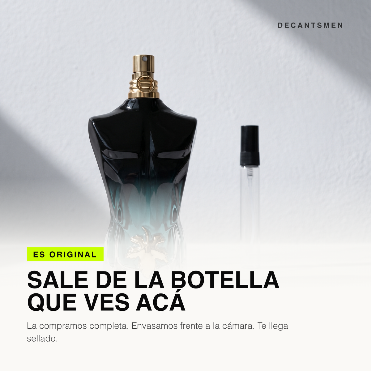 El decant de Jean Paul Gaultier Le Beau Le Parfum sale de la botella original, envasado frente a la camara