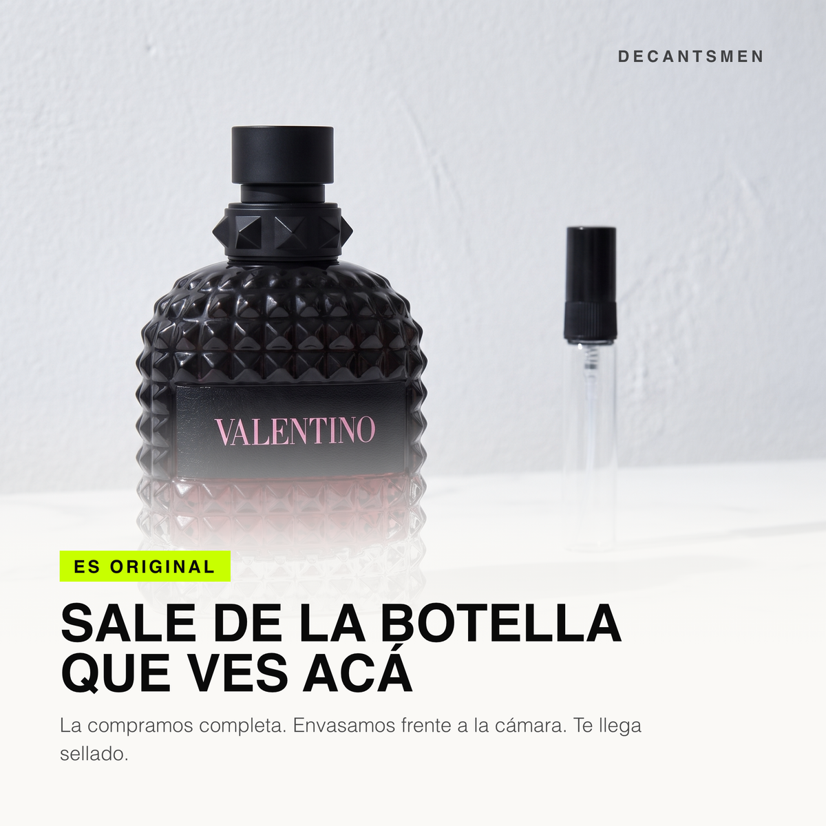 El decant de Valentino Uomo Born in Roma Intense sale de la botella original, envasado frente a la camara