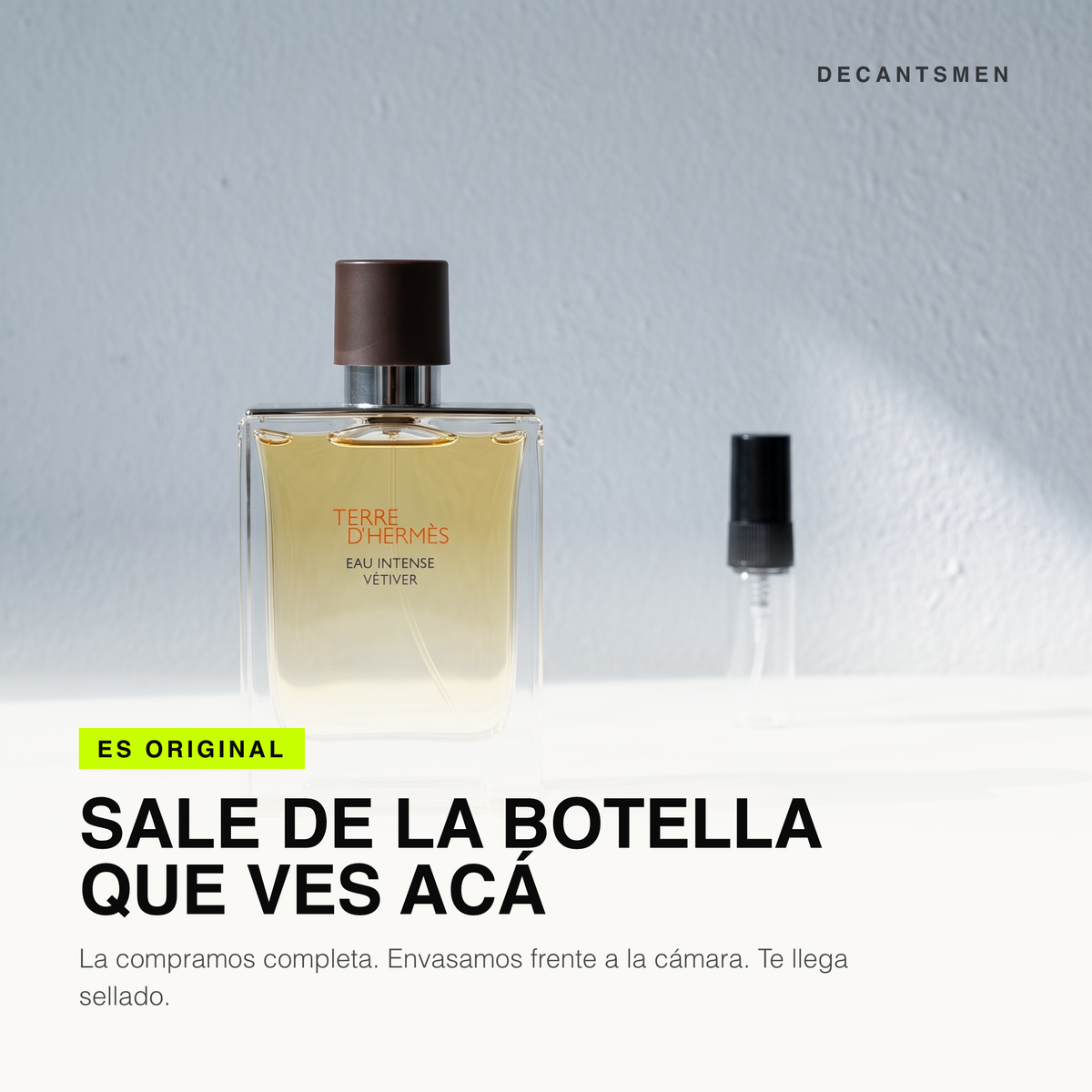 El decant de Terre d'Hermès Eau Intense Vétiver sale de la botella original, envasado frente a la camara