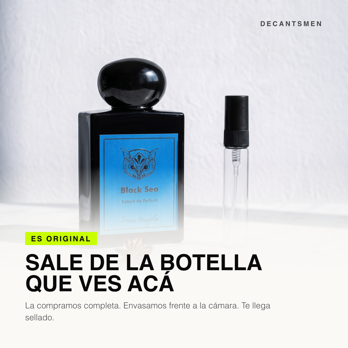 El decant de Lorenzo Pazzaglia Black Sea Extrait de Parfum sale de la botella original, envasado frente a la camara