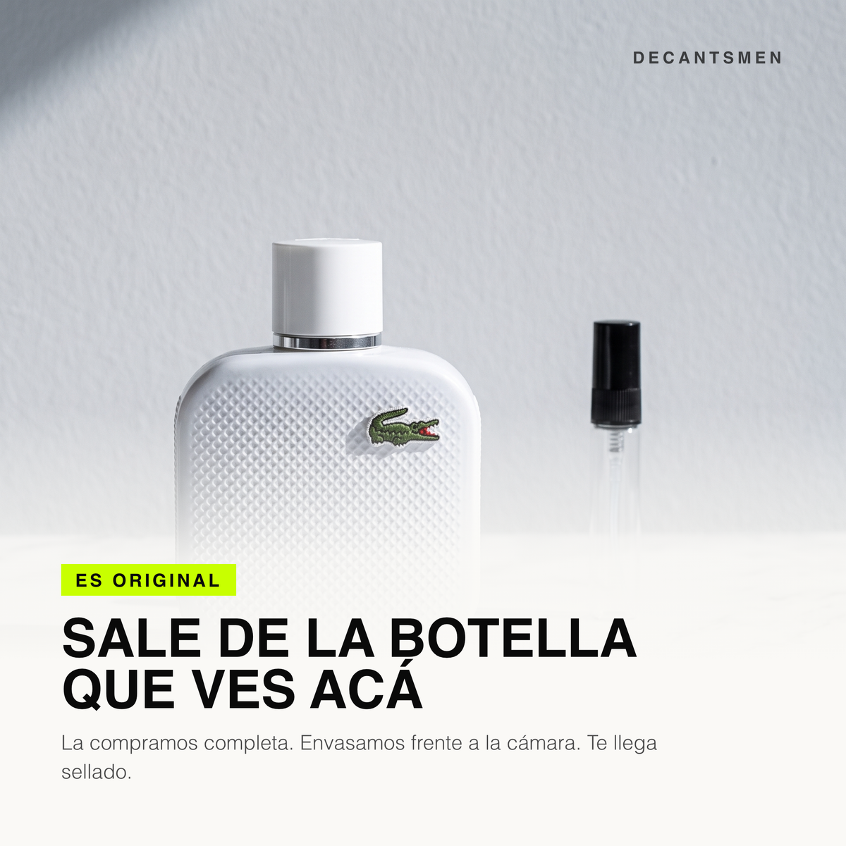 El decant de Lacoste L.12.12 Blanc Eau de Toilette sale de la botella original, envasado frente a la camara