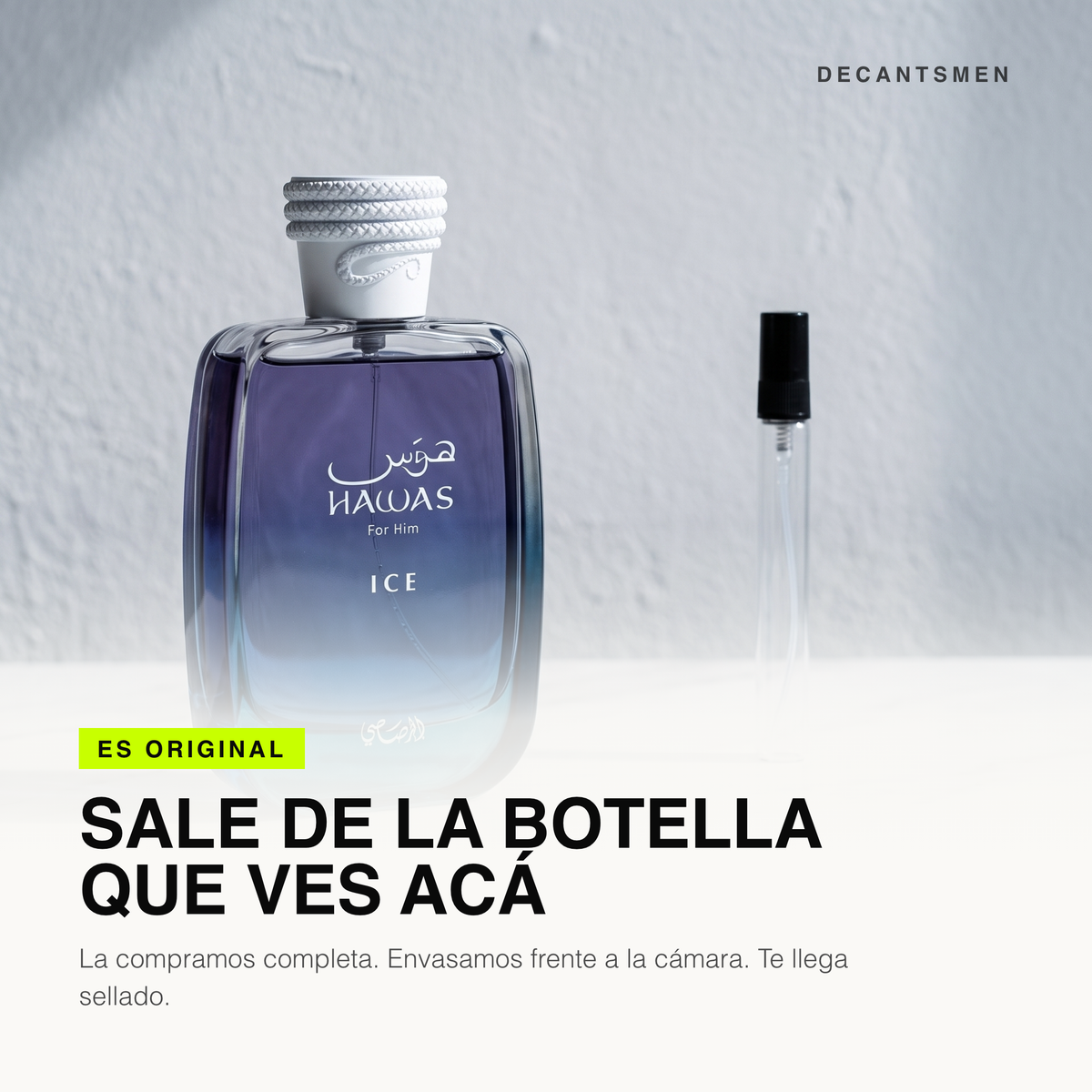 El decant de Rasasi Hawas Ice sale de la botella original, envasado frente a la camara
