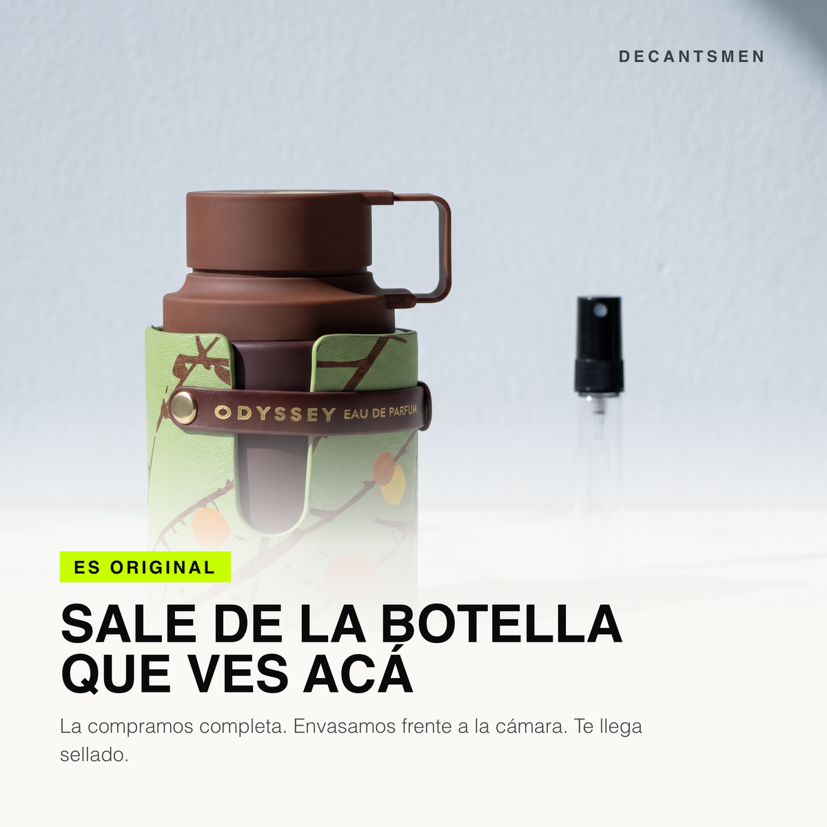 El decant de Armaf Odyssey Dubai Chocolat sale de la botella original, envasado frente a la camara