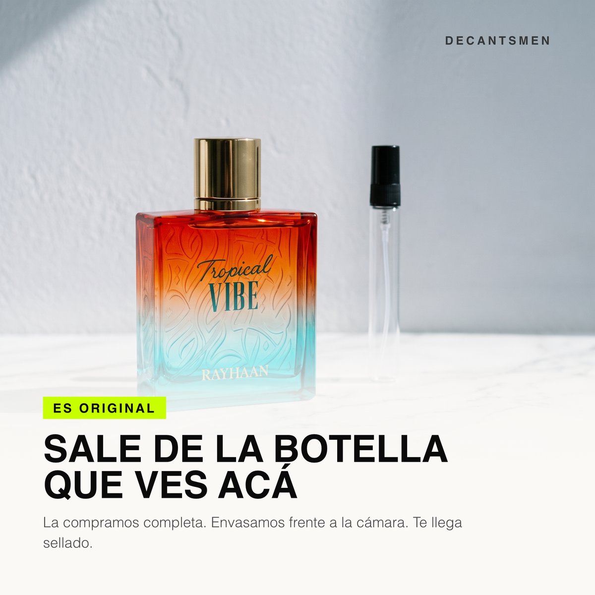 El decant de Rayhaan Tropical Vibe sale de la botella original, envasado frente a la camara