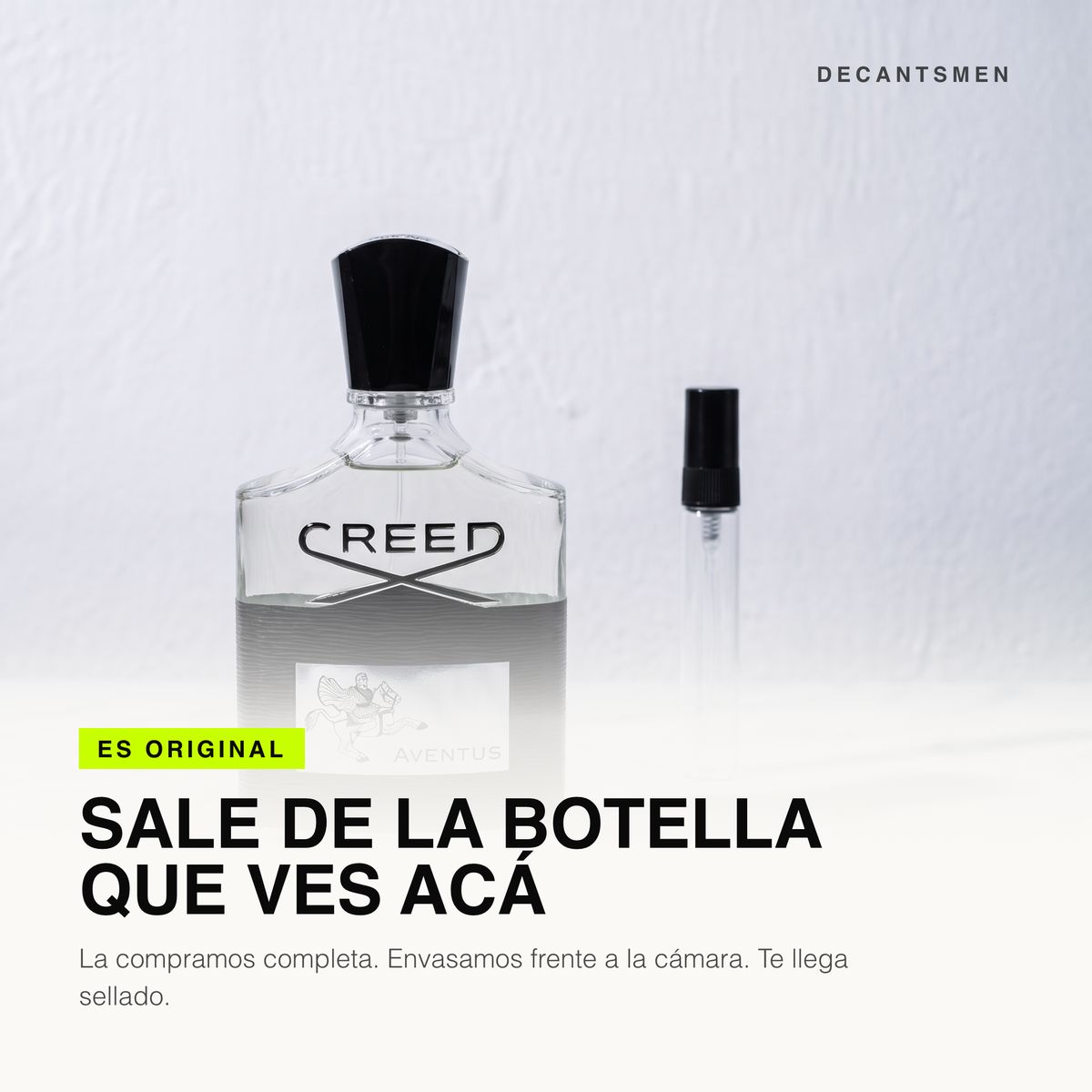 El decant de Creed Aventus sale de la botella original, envasado frente a la camara