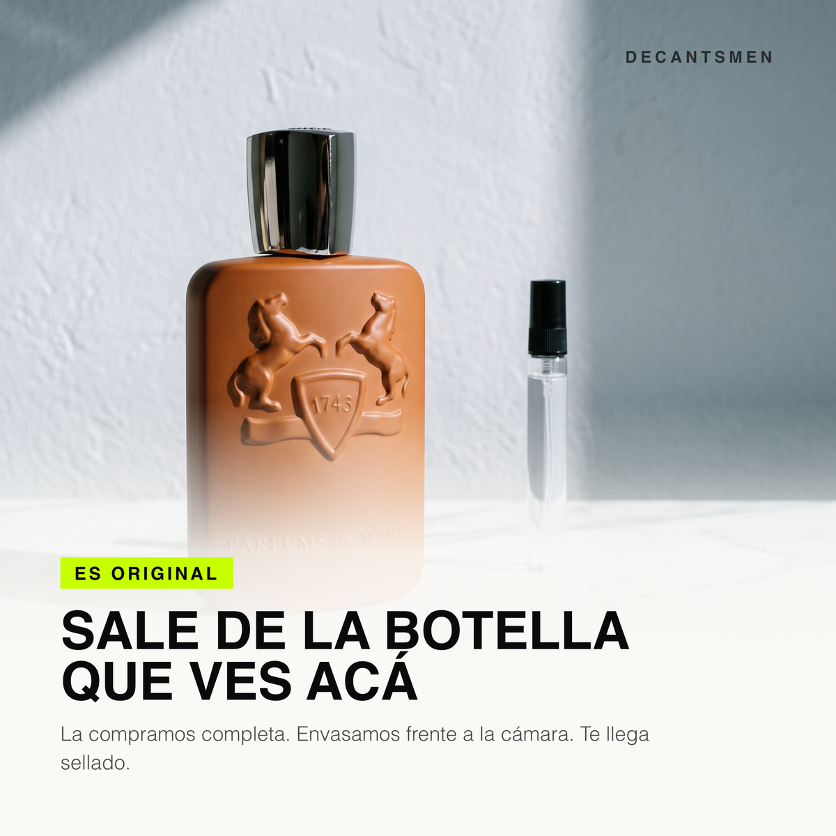 El decant de Parfums de Marly Althaïr sale de la botella original, envasado frente a la camara