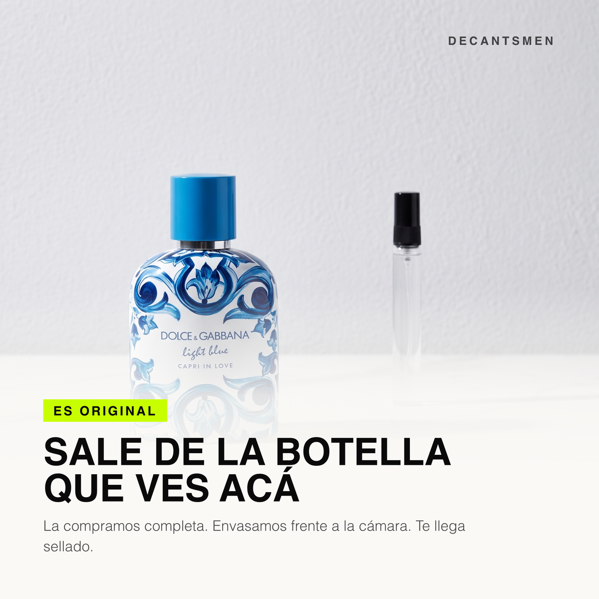 El decant de Dolce & Gabbana Light Blue Capri In Love Pour Homme sale de la botella original, envasado frente a la camara