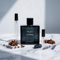 Decant de Bleu de Chanel Eau de Parfum en 3, 5 y 10 ml junto a la botella original de Chanel, con la linea EAU DE PARFUM a la vista