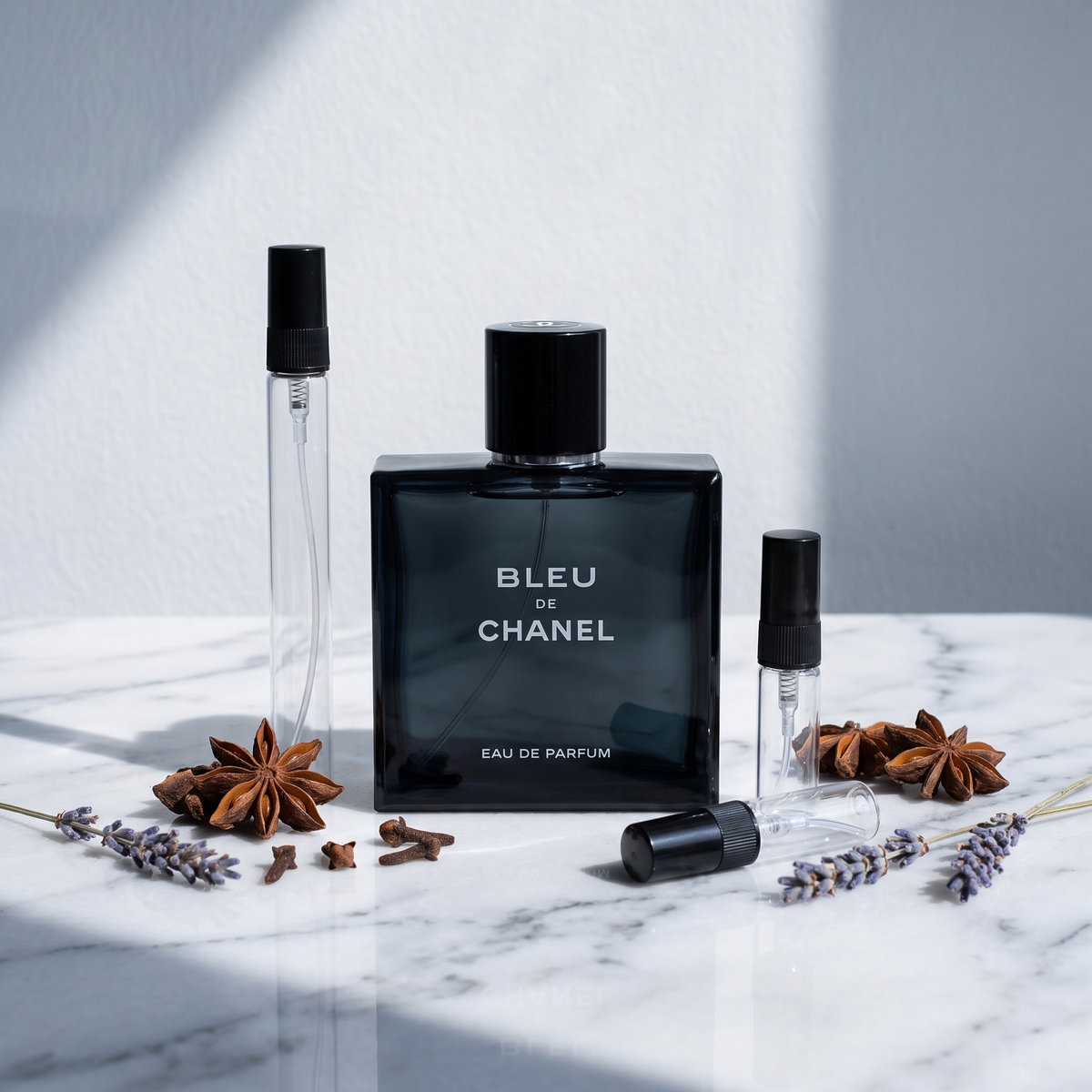 Decant de Bleu de Chanel Eau de Parfum en 3, 5 y 10 ml junto a la botella original de Chanel, con la linea EAU DE PARFUM a la vista